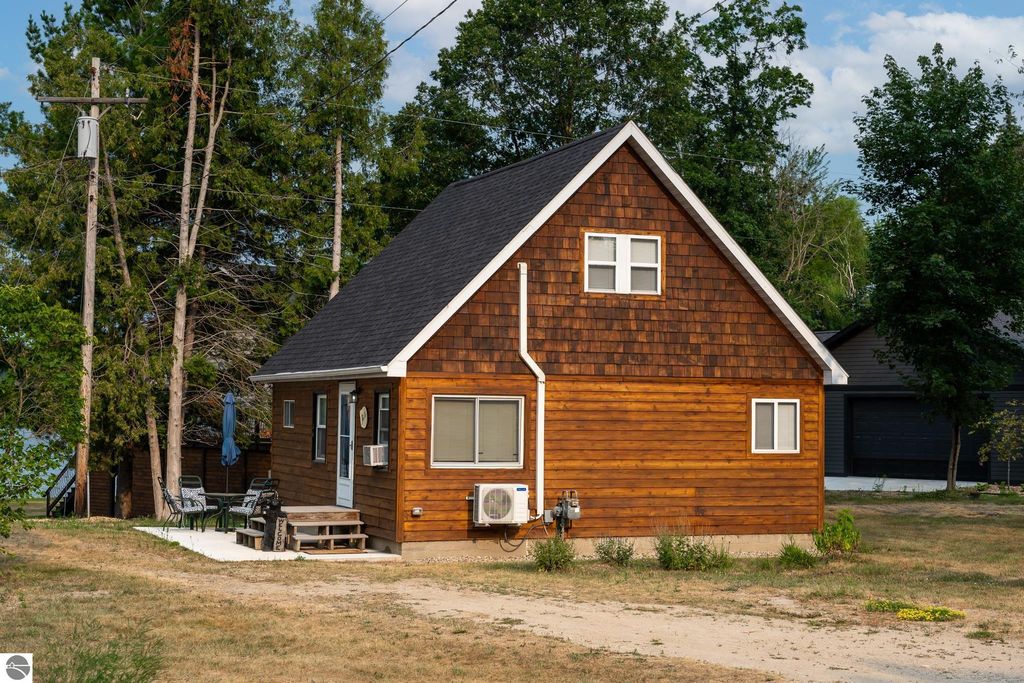 Image 9 of property listing at 1791 Midway Drive, Weidman, MI 48893