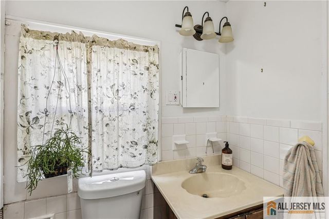 328 Runyon Avenue, Middlesex, NJ 08846