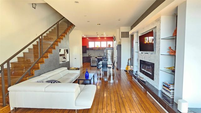 1304 W Dallas, Houston, TX 77019