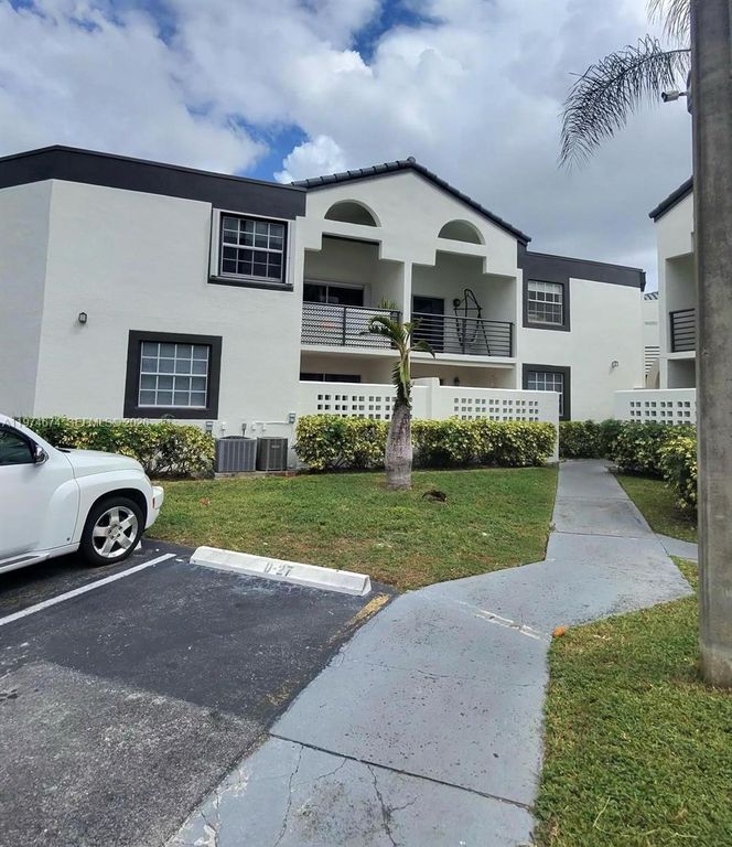 9741 Fontainebleau Blvd H106, Miami, FL 33172