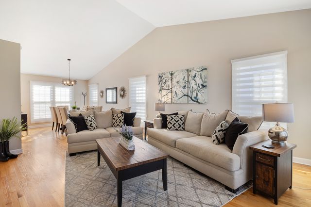 2317 Broadway Lane, Schaumburg, IL 60194