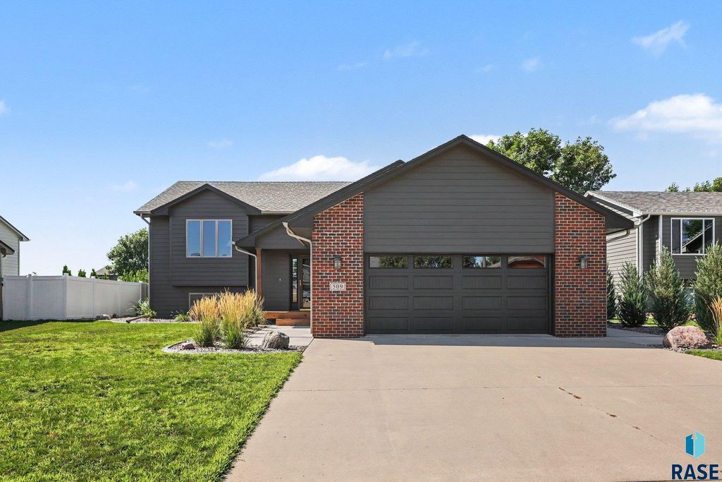 509 Honeysuckle Dr Drive, Harrisburg, SD 57032