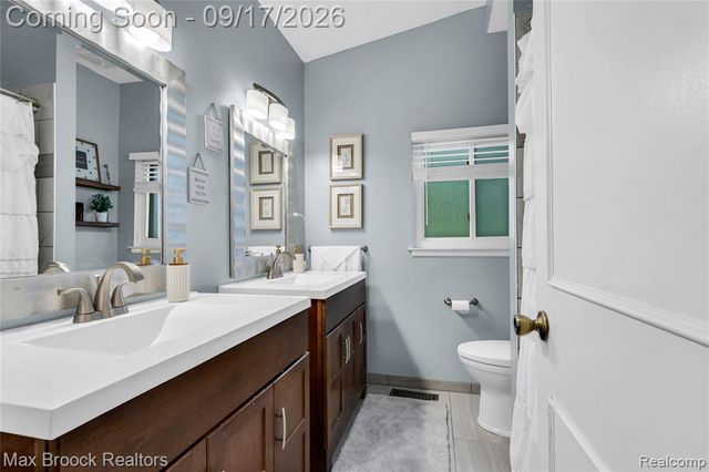 1752 Middle Trail Road, Commerce Twp, MI 48390