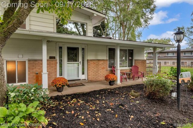 1752 Middle Trail Road, Commerce Twp, MI 48390