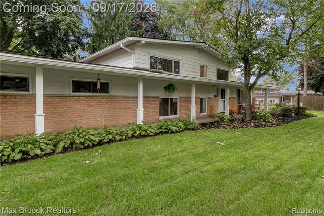 1752 Middle Trail Road, Commerce Twp, MI 48390