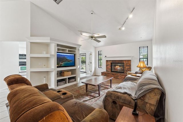 251 AVENUE E, Chuluota, FL 32766