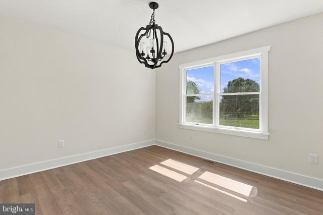 64 PHEASANT HILL RD, Summit Point, WV 25446