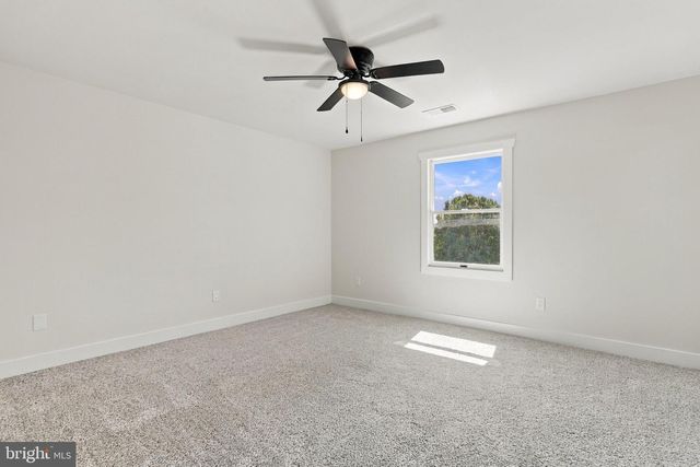 64 PHEASANT HILL RD, Summit Point, WV 25446