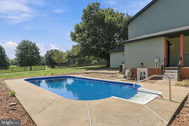 64 PHEASANT HILL RD, Summit Point, WV 25446
