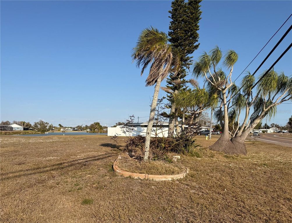 Image 4 of property listing at 303 SHAMROCK BOULEVARD, Venice, FL 34293