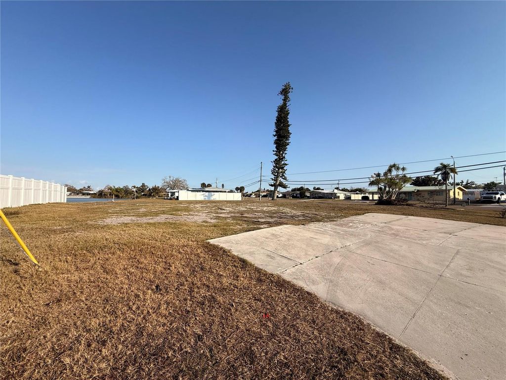 Image 5 of property listing at 303 SHAMROCK BOULEVARD, Venice, FL 34293