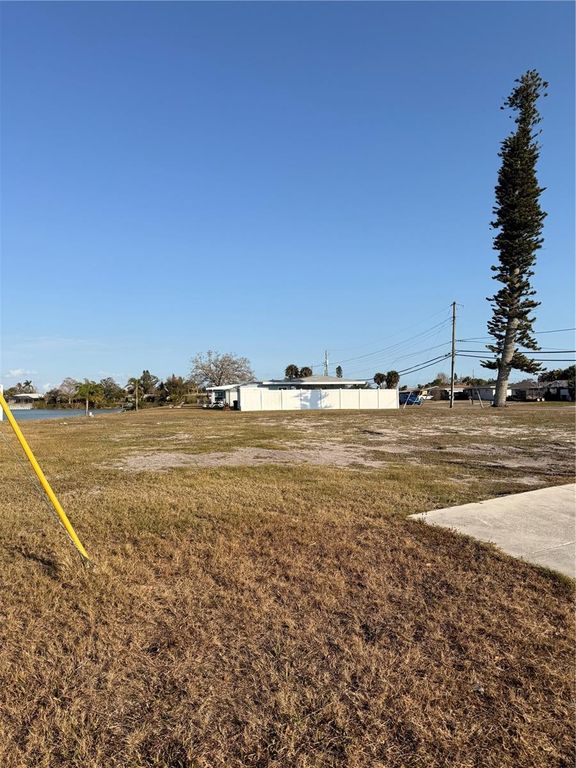 Image 6 of property listing at 303 SHAMROCK BOULEVARD, Venice, FL 34293