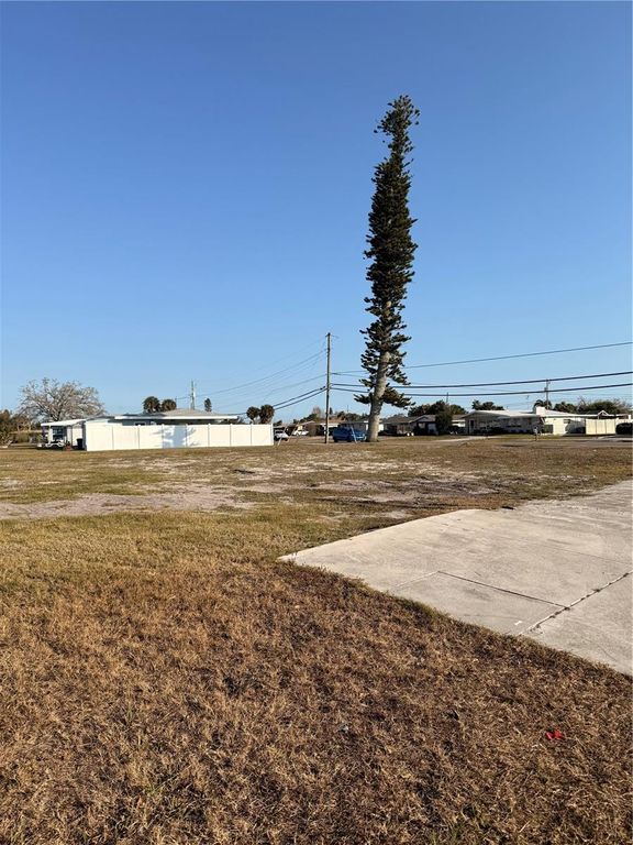 Image 7 of property listing at 303 SHAMROCK BOULEVARD, Venice, FL 34293