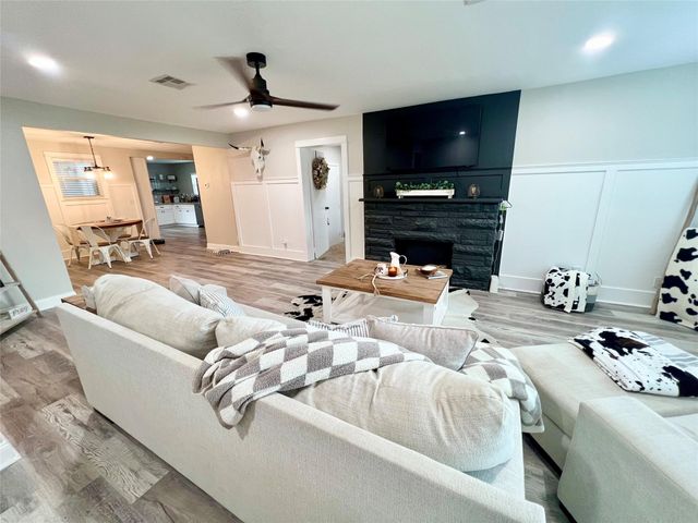 1217 18th Avenue N, Texas City, TX 77590