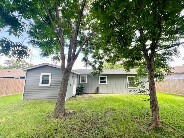 1217 18th Avenue N, Texas City, TX 77590