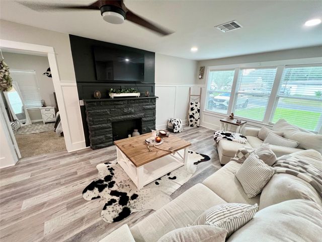 1217 18th Avenue N, Texas City, TX 77590