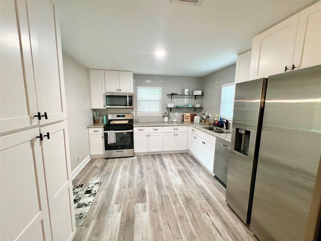 1217 18th Avenue N, Texas City, TX 77590