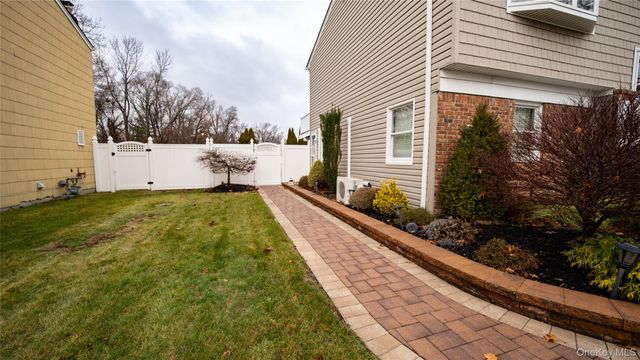 15 Westminister Lane, West Islip, NY 11795