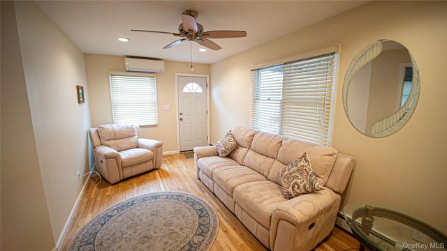 15 Westminister Lane, West Islip, NY 11795