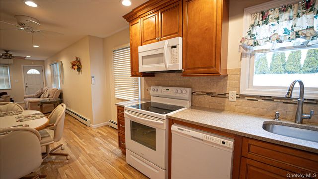 15 Westminister Lane, West Islip, NY 11795