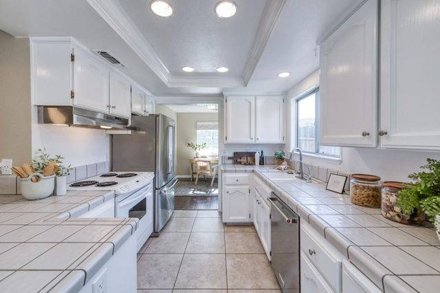 1061 N Adler Avenue, Clovis, CA 93611