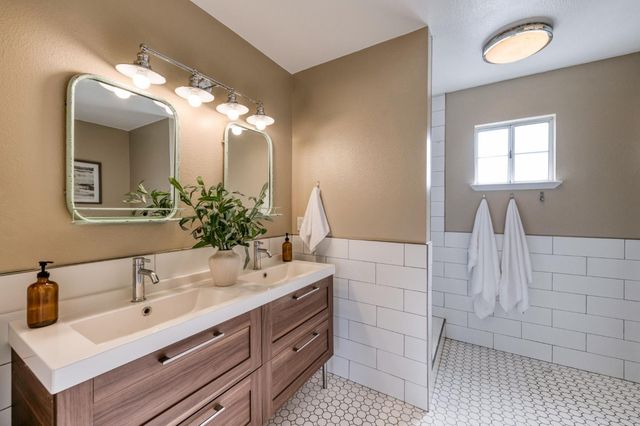 1061 N Adler Avenue, Clovis, CA 93611