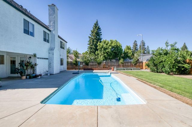 1061 N Adler Avenue, Clovis, CA 93611