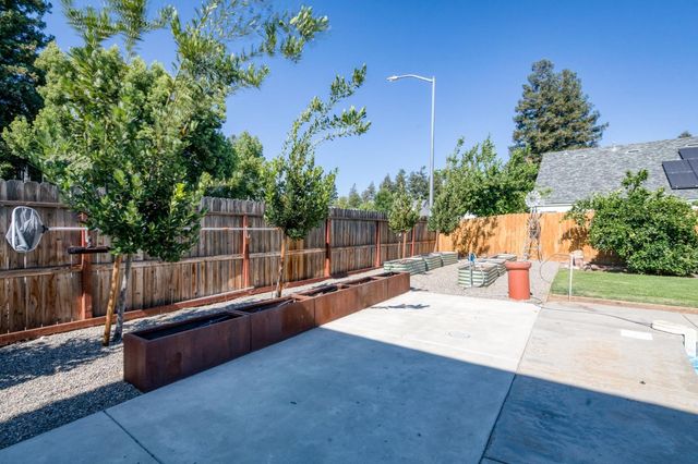 1061 N Adler Avenue, Clovis, CA 93611