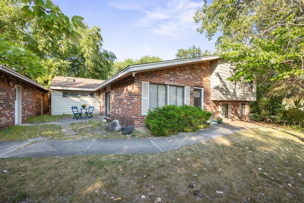 2241 Country Lane, Minnetonka, MN 55305 — photo 2