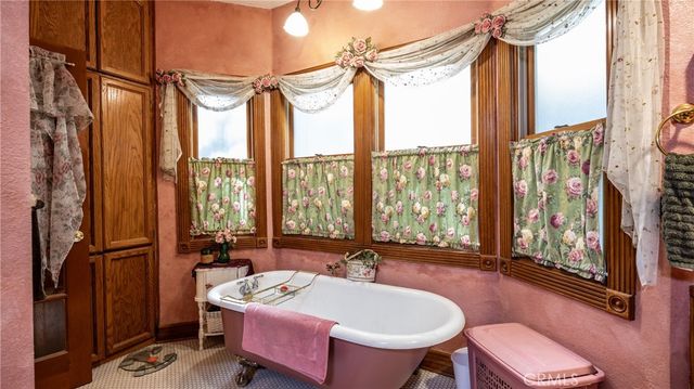 24083 Cresta Drive, Crestline, CA 92325