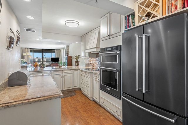 17 ROYAL PALM Way 6060, Boca Raton, FL 33432