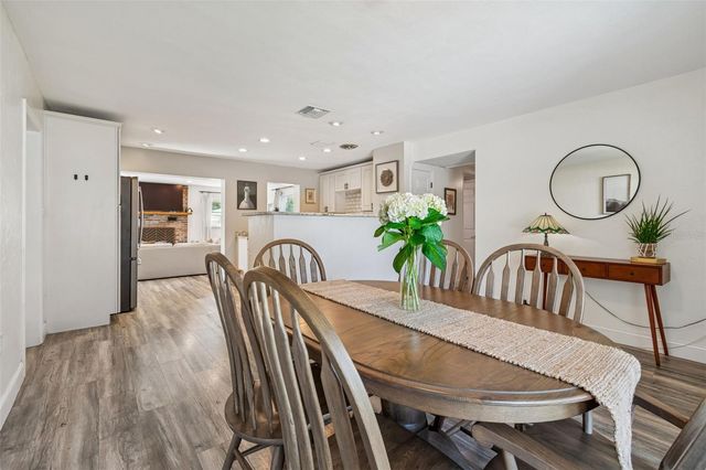 10224 N OAKLEAF AVENUE, Tampa, FL 33612