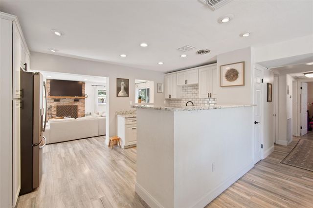 10224 N OAKLEAF AVENUE, Tampa, FL 33612