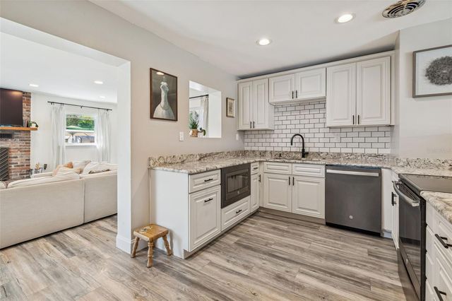 10224 N OAKLEAF AVENUE, Tampa, FL 33612