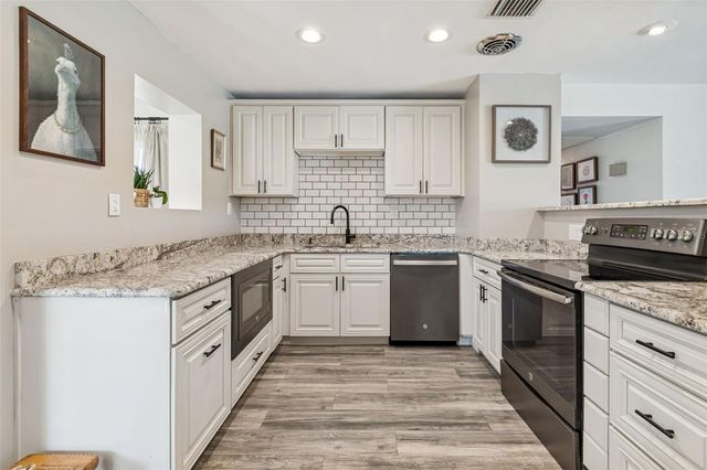 10224 N OAKLEAF AVENUE, Tampa, FL 33612