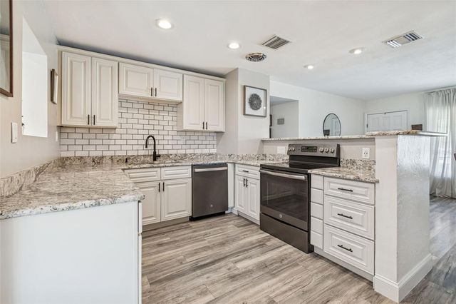 10224 N OAKLEAF AVENUE, Tampa, FL 33612