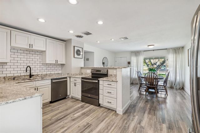 10224 N OAKLEAF AVENUE, Tampa, FL 33612