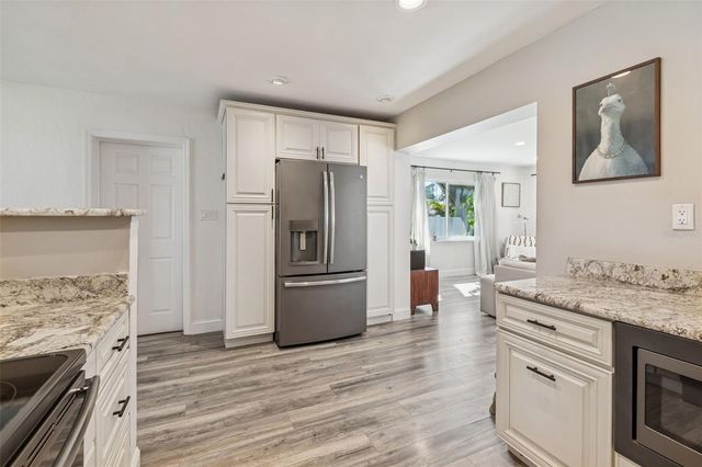 10224 N OAKLEAF AVENUE, Tampa, FL 33612