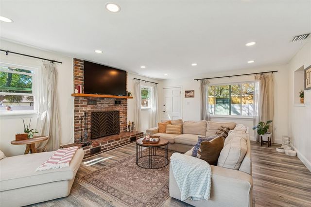 10224 N OAKLEAF AVENUE, Tampa, FL 33612