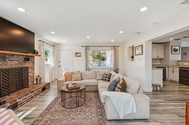 10224 N OAKLEAF AVENUE, Tampa, FL 33612