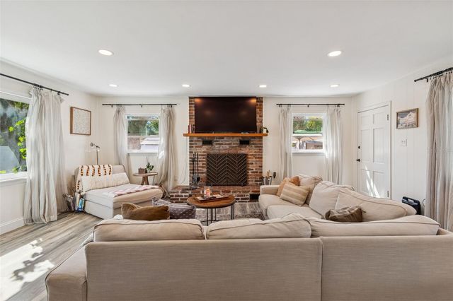 10224 N OAKLEAF AVENUE, Tampa, FL 33612