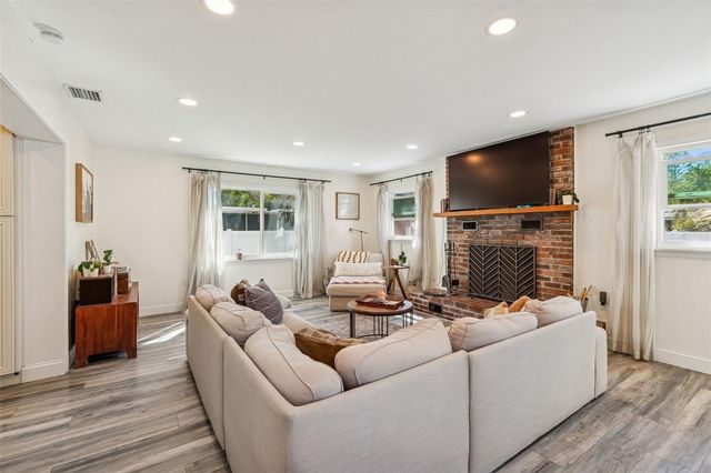 10224 N OAKLEAF AVENUE, Tampa, FL 33612