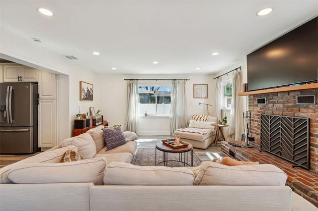 10224 N OAKLEAF AVENUE, Tampa, FL 33612