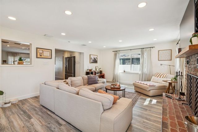 10224 N OAKLEAF AVENUE, Tampa, FL 33612