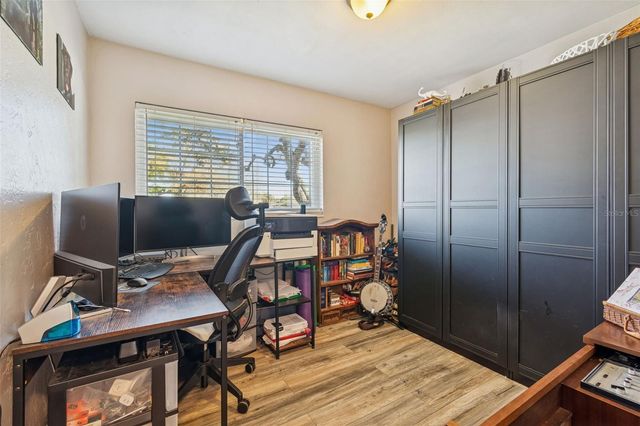 10224 N OAKLEAF AVENUE, Tampa, FL 33612