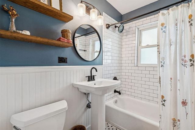 10224 N OAKLEAF AVENUE, Tampa, FL 33612