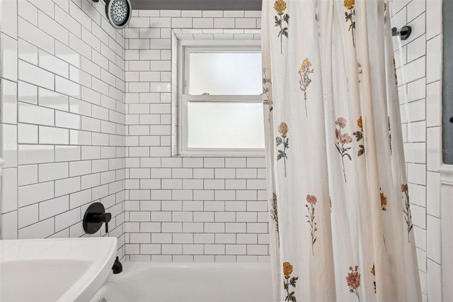 10224 N OAKLEAF AVENUE, Tampa, FL 33612