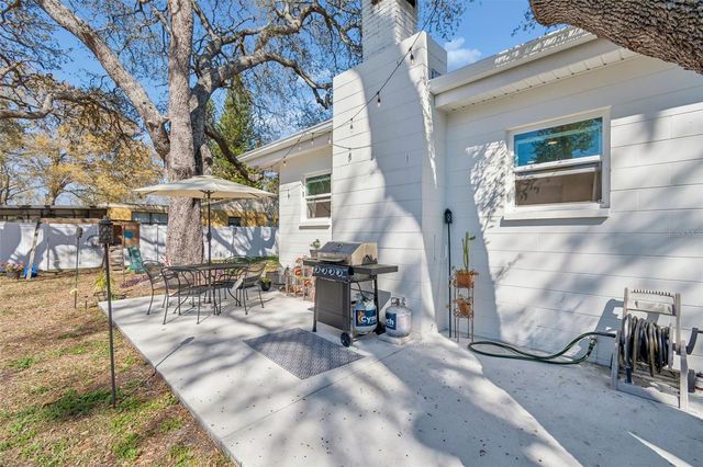 10224 N OAKLEAF AVENUE, Tampa, FL 33612