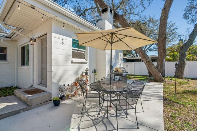 10224 N OAKLEAF AVENUE, Tampa, FL 33612