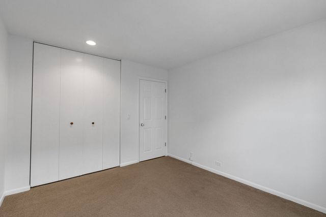 520 Shorely Drive 201, Barrington, IL 60010